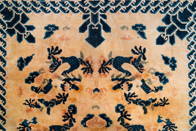 Een groot Chinees Ningxia tapijt met draken op gele fondkleur, Tai He Tian 太和殿 merk, 19e eeuw
