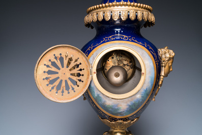 Importante garniture &agrave; pendule de trois pi&egrave;ces en porcelaine dans le style de S&egrave;vres aux montures en bronze dor&eacute;, France, 19&egrave;me