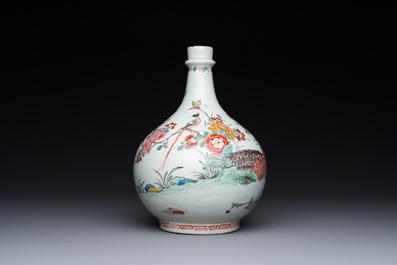 Een in Nederland beschilderde Japanse Arita fles met zgn. Amsterdams bont decor in Kakiemon-stijl, Edo, 17/18e eeuw