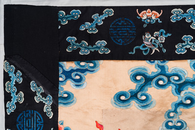 Een groot Chinees met gouddraad geborduurd zijden paneel met een keizerlijke draak, 19e eeuw