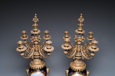 Importante garniture &agrave; pendule de trois pi&egrave;ces en porcelaine dans le style de S&egrave;vres aux montures en bronze dor&eacute;, France, 19&egrave;me