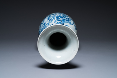 Grand vase en porcelaine de Chine en bleu, blanc et rouge de cuivre &agrave; d&eacute;cor d'un paysage fluvial montagneux, 19&egrave;me