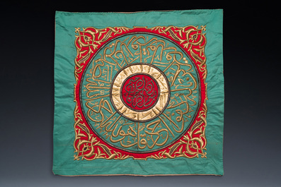 Een paar Ottomaanse met verzilverde en vergulde metaaldraad geborduurde zijden 'Samadiya' doeken voor op de Ka&auml;ba