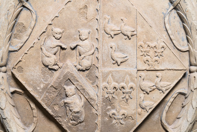 Deux fragments architecturaux de fa&ccedil;ade orn&eacute;s d'armoiries, Belgique ou la France, l'un dat&eacute; 1602 mais probablement post&eacute;rieur