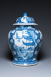 Exceptionnelle paire de grands vases couverts en porcelaine de Chine en bleu et blanc, 19/20&egrave;me