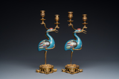 Paire de grues en &eacute;maux cloisonn&eacute;s aux montures de candelabres en bronze dor&eacute;, Chine, 18/19&egrave;me