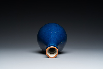 Vase de forme bouteille en porcelaine de Chine en bleu monochrome, Qianlong