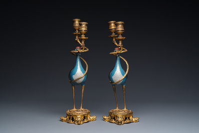 Paire de grues en &eacute;maux cloisonn&eacute;s aux montures de candelabres en bronze dor&eacute;, Chine, 18/19&egrave;me