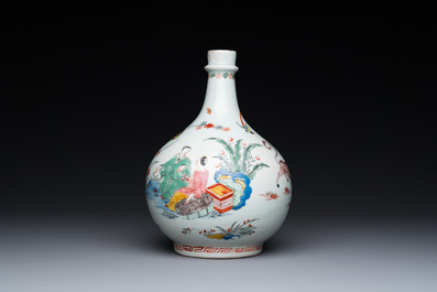 Een in Nederland beschilderde Japanse Arita fles met zgn. Amsterdams bont decor in Kakiemon-stijl, Edo, 17/18e eeuw