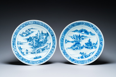 Deux plats en porcelaine de Chine en bleu et blanc &agrave; d&eacute;cor de paysages montagneux, 19&egrave;me