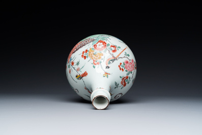 Een in Nederland beschilderde Japanse Arita fles met zgn. Amsterdams bont decor in Kakiemon-stijl, Edo, 17/18e eeuw