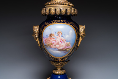 Importante garniture &agrave; pendule de trois pi&egrave;ces en porcelaine dans le style de S&egrave;vres aux montures en bronze dor&eacute;, France, 19&egrave;me