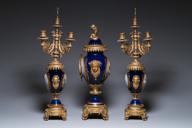 Importante garniture &agrave; pendule de trois pi&egrave;ces en porcelaine dans le style de S&egrave;vres aux montures en bronze dor&eacute;, France, 19&egrave;me