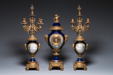 Importante garniture &agrave; pendule de trois pi&egrave;ces en porcelaine dans le style de S&egrave;vres aux montures en bronze dor&eacute;, France, 19&egrave;me