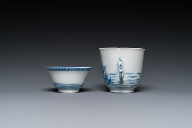 Twee Chinese blauw-witte koppen en schotels met mythologisch decor van Neptunus, Qianlong