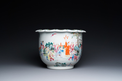 Une jardini&egrave;re sur support et un vase en porcelaine de Chine famille rose, marque de Hongxian et de Qianlong, R&eacute;publique