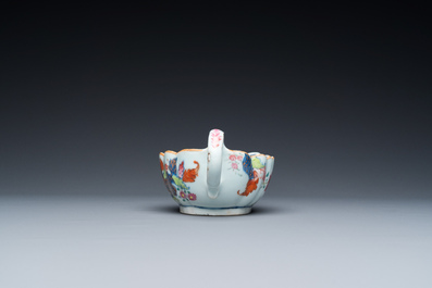 Sauci&egrave;re sur son support en porcelaine de Chine famille rose &agrave; d&eacute;cor dit 'pseudo-feuilles de tabac', Qianlong