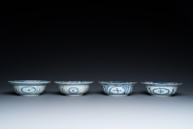 Quatre bols de type klapmuts en porcelaine de Chine en bleu et blanc de type kraak, Wanli