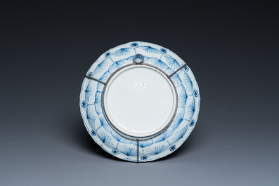 Twee Chinese blauw-witte kommen, een bord en een watersprenkelaar met caf&eacute;-au-lait fondkleur, Kangxi