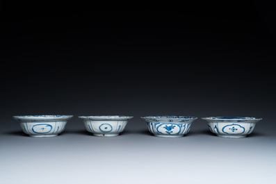 Quatre bols de type klapmuts en porcelaine de Chine en bleu et blanc de type kraak, Wanli