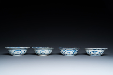 Quatre bols de type klapmuts en porcelaine de Chine en bleu et blanc de type kraak, Wanli