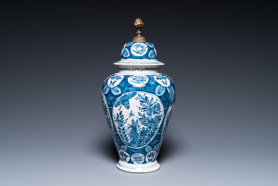 Deux vases et un saladier en fa&iuml;ence de Delft en bleu et blanc &agrave; d&eacute;cor chinois, 17/18&egrave;me