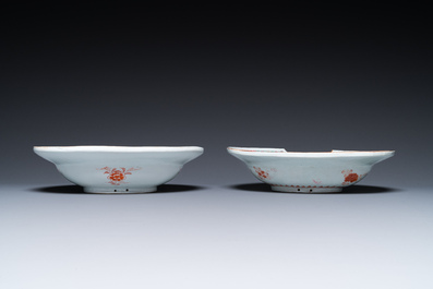 Deux plats &agrave; barbe de forme ovale en porcelaine de Chine famille rose, Yongzheng