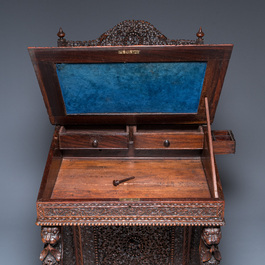 Een Anglo-Indisch koloniaal houten bureau met verborgen lade, 19e eeuw