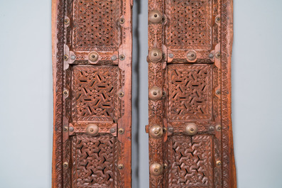 Een paar opengewerkte houten deuren met geometrische motieven, Noord-Afrika, 19e eeuw