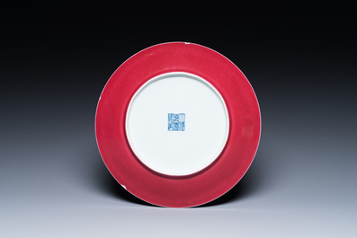 Plat en porcelaine de Chine en rouge de rubis monochrome, marque et &eacute;poque de Jiaqing
