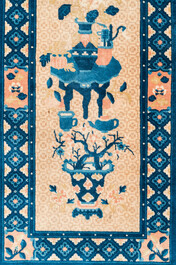 Een Chinees tapijt met decor van antiquiteiten, 19e eeuw