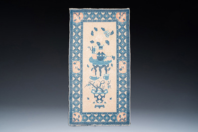Een Chinees tapijt met decor van antiquiteiten, 19e eeuw