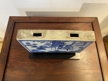 Carreau de forme rectangulaire en porcelaine de Chine en bleu et blanc &agrave; d&eacute;cor d'une d&eacute;capitation, Kangxi