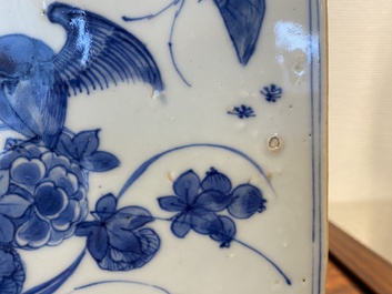 Een Chinese rechthoekige blauw-witte tegel met een onthoofdingssc&egrave;ne, Kangxi