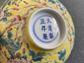 Bol en porcelaine de Chine famille rose &agrave; d&eacute;cor floral sur fond jaune, marque de Yongzheng mais probablement post&eacute;rieur