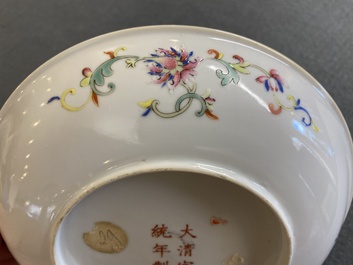 Une coupe en porcelaine de Chine en rouge de fer et dor&eacute;e &agrave;  d&eacute;cor de dragons, marque et probablement &eacute;poque de Xuantong