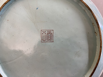 Assiette en &eacute;maux de Canton &agrave; d&eacute;cor 'san niang jiao zi', marque de Shang Xin 賞心, Qianlong