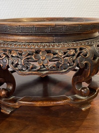 A Chinese langyao vase on a fine wooden base, 18/19th C.