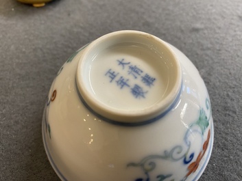 Bol en porcelaine de Chine doucai &agrave; d&eacute;cor floral, marque et probablement &eacute;poque de Yongzheng