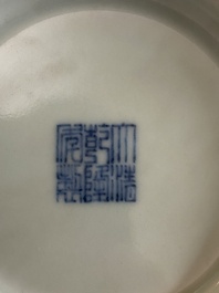 Een Chinese celadon 'hu' vaas, Qianlong merk, 19/20e eeuw