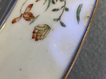Plat en porcelaine de Chine famille verte &agrave; d&eacute;cor de canards mandarins dans un &eacute;tang de lotus, Kangxi
