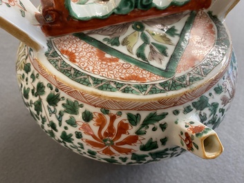 Paire de pots &agrave; chaux et leur couvercles en porcelaine de Chine famille verte, Kangxi