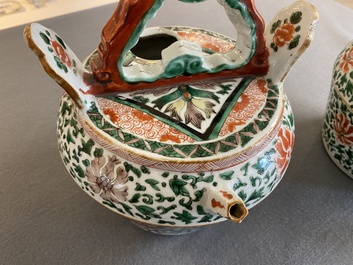 Paire de pots &agrave; chaux et leur couvercles en porcelaine de Chine famille verte, Kangxi