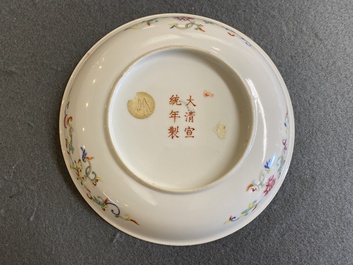 Een Chinees ijzerrood en verguld 'draken' bord, Xuantong merk en wellicht periode