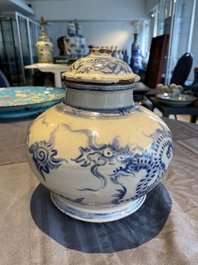 Vase couvert en gr&egrave;s porcelaineux en bleu et blanc de Bat Trang &agrave; d&eacute;cor de dragons, Vietnam, 19/20&egrave;me