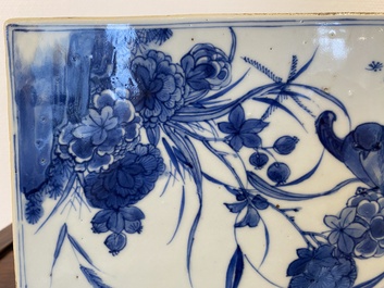 Carreau de forme rectangulaire en porcelaine de Chine en bleu et blanc &agrave; d&eacute;cor d'une d&eacute;capitation, Kangxi