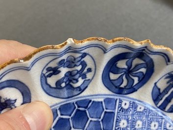 Assiette en porcelaine Arita de Japon en bleu et blanc &agrave; d&eacute;cor d'un li&egrave;vre, Edo, d&eacute;but du 18&egrave;me