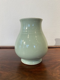 Een Chinese celadon 'hu' vaas, Qianlong merk, 19/20e eeuw