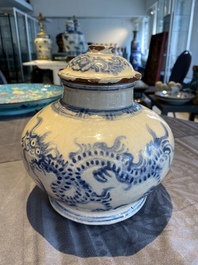 Vase couvert en gr&egrave;s porcelaineux en bleu et blanc de Bat Trang &agrave; d&eacute;cor de dragons, Vietnam, 19/20&egrave;me