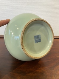 Een Chinese celadon 'hu' vaas, Qianlong merk, 19/20e eeuw